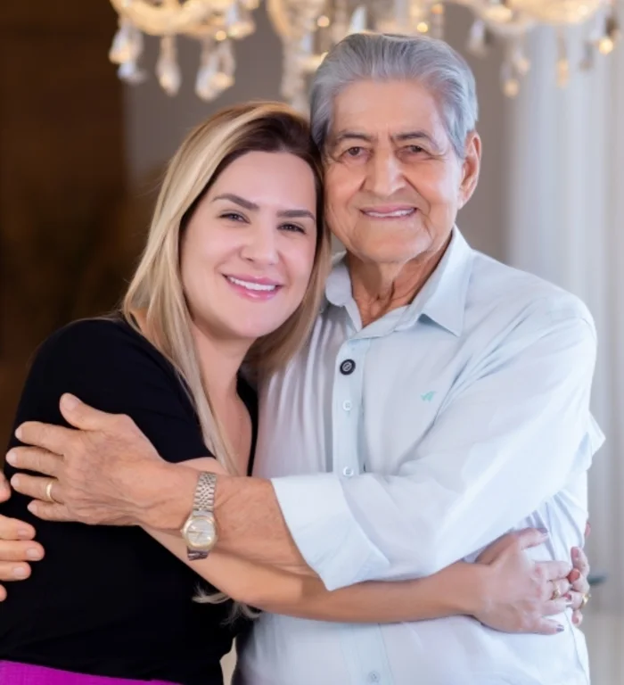 Wanessa da Leyser abraçada com seu avô